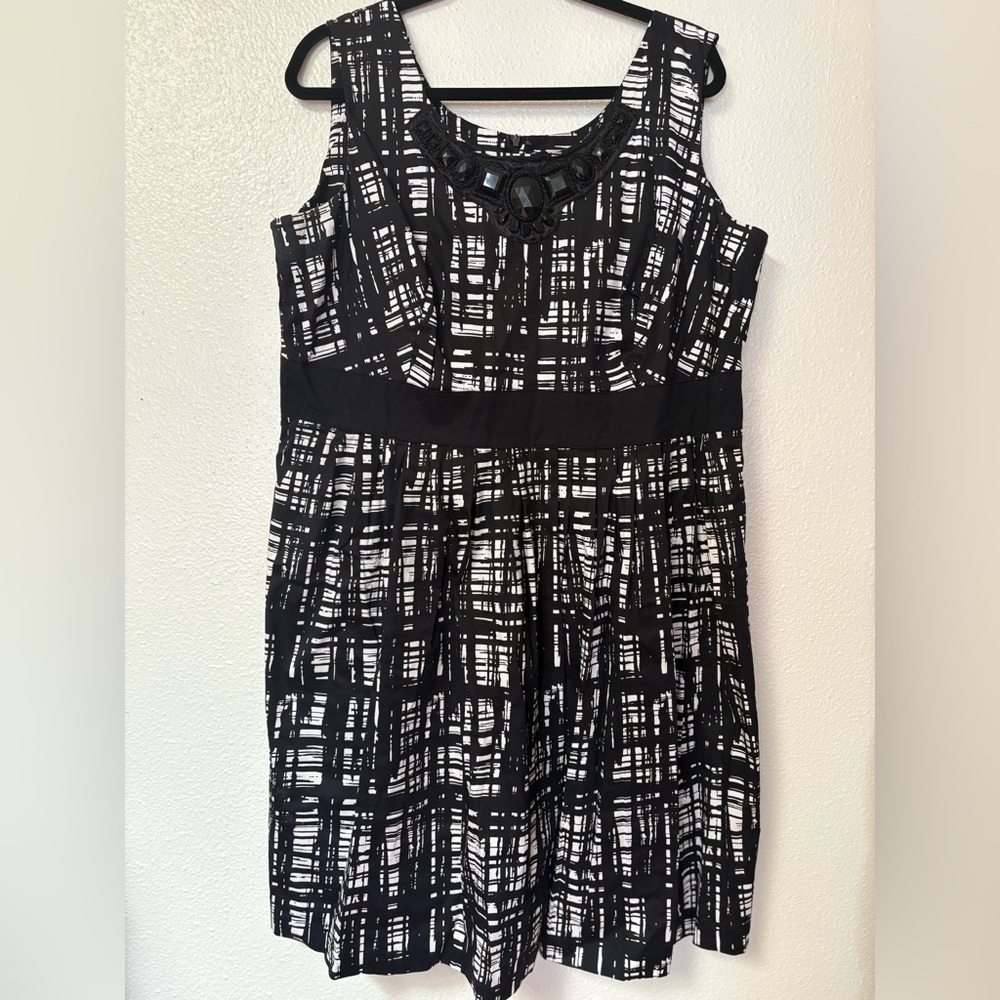 East 5th Women’s dress 22W black and white